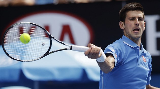FAVORIT V AKCI. Novak Djokovi v prvnm kole Australian Open.