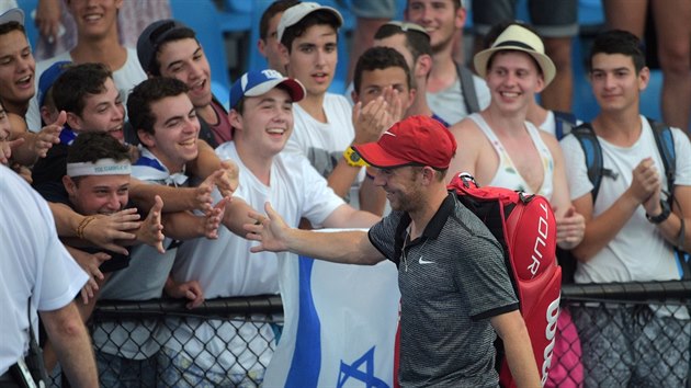 S IZRAELSKÝMI FANOUKY. Dudi Sela zdraví na Australian Open své píznivce.