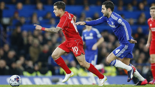 Philippe Coutinho z Liverpoolu unik, sth ho Cesc Fabregas z Chelsea.