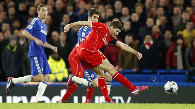 Steven Gerrard z Liverpoolu pl v utkn proti Chelsea.