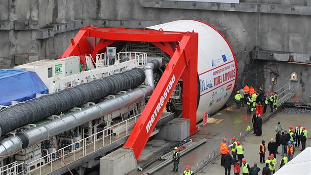 Razicí tít vyhloubí tunel z Kyic, který vyústí pod vrchem Chlum na okraji...