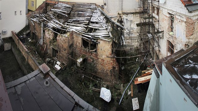 Výhled z domu .p. 30 na námstí Republiky v Plzni kazí ruina objektu ve...