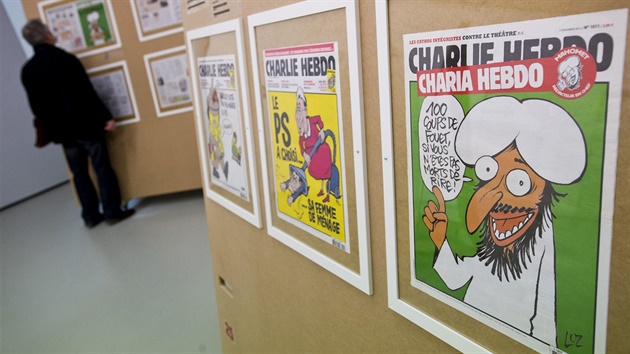 Tém�� dv� stovky titulních stránek francouzského levicového týdeníku Charlie...