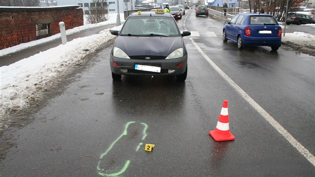 Sraen ena po nehod skonila na zemi nkolik metr od pechodu.