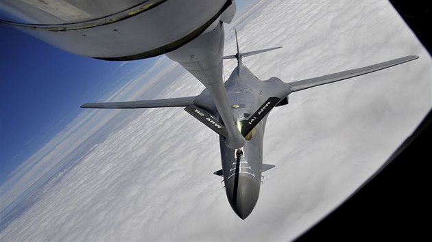 Nadzvukov bombardr B-1B Lancer cvi tankovn z KC 135 Stratotankeru.