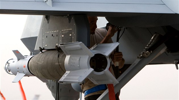 Předstartovní kontrola zbraní bezpilotníku MQ-9 Reaper na základně v Afghánistánu