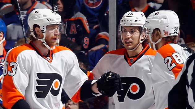 Jakub Voráek (vlevo) z Philadelphie slaví gól se  Michaelem Del Zottem...