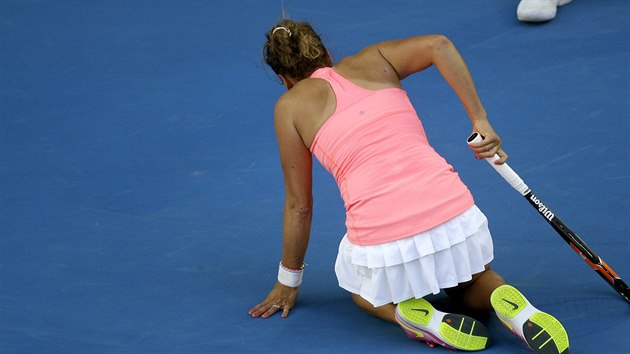 Obrazn i pomysln na kolenou se ocitla esk tenistka Barbora Zhlavov-Strcov v duelu s Victori Azarenkovou z Bloruska.