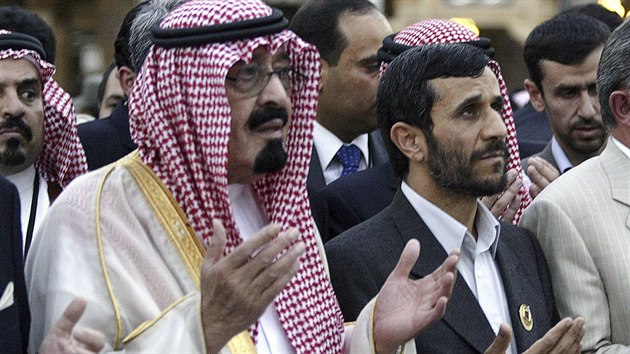 Saúdský král Abdalláh se s íránským prezidentem Ahmadínežádem modlí v Mekce v prosinci 2005.