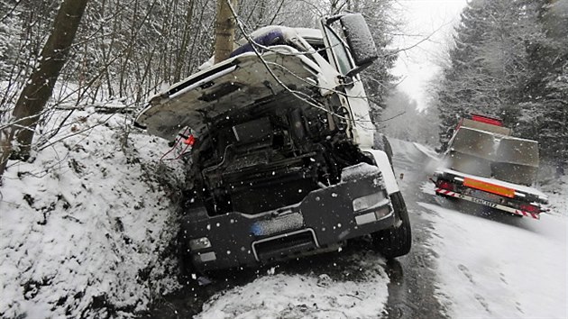 Nkladn automobil se vyhbal kamionu, utrhla se s nm krajnice, spadl do pkopu a o strom si urazil kabinu.