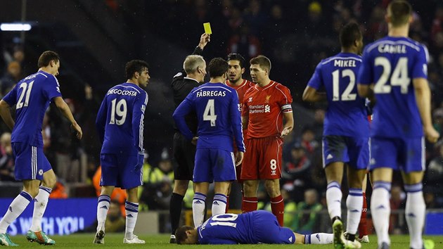 Liverpoolsk kapitn Steven Gerrard obdrel v utkn s Chelsea lutou kartu.
