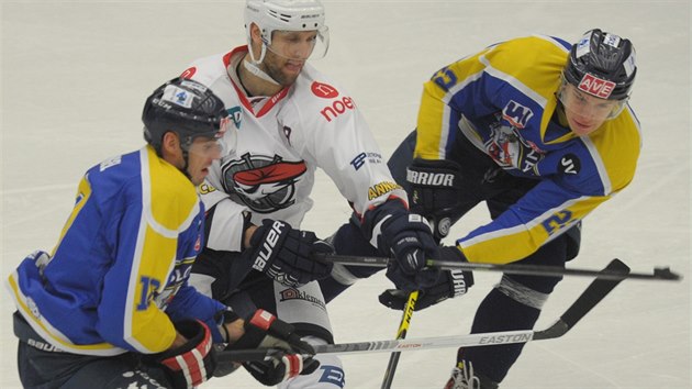 Chomutovsk hokejista Vladimr Rika jde v derby s stm proti pesile.