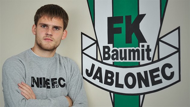 Lotyský fotbalista Valerijs abala po podpisu smlouvy v Jablonci