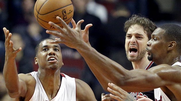 O m bojuj Hassan Whiteside (vlevo) a Chris Bosh (vpravo) z Miami a Pau Gasol z Chicaga.