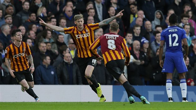 Jon Stead (druh zleva) z Bradfordu slav trefu proti Chelsea.