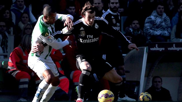 Gareth Bale (vpravo) z Realu Madrid a Edimar Fraga z Crdoby bojuj o m v ligovm utkn.