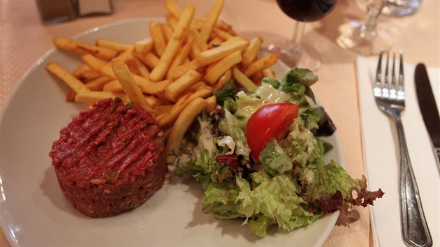 Takhle se podává tatarský biftek v místě svého zrodu, tedy v Paříži. Je už namíchaný, servíruje se s hranolky a salátem.