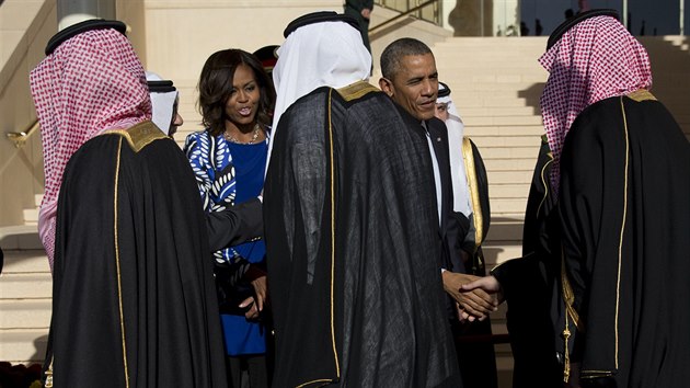 Americk prezident Barack Obama pijel s manelkou Michelle do Sadsk Arbie, kde kondoloval k smrti krle Abdallha (Rijd, 27. ledna 2015).