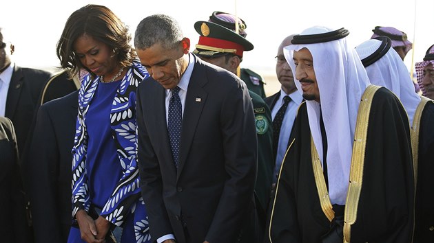 Americk prezident Barack Obama pijel s manelkou Michelle do Sadsk Arbie, kde kondoloval k smrti krle Abdallha (Rijd, 27. ledna 2015).