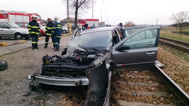 Vlak smetl auto ve Vracov na Hodonnsku, idi zaparkoval na kolejch.