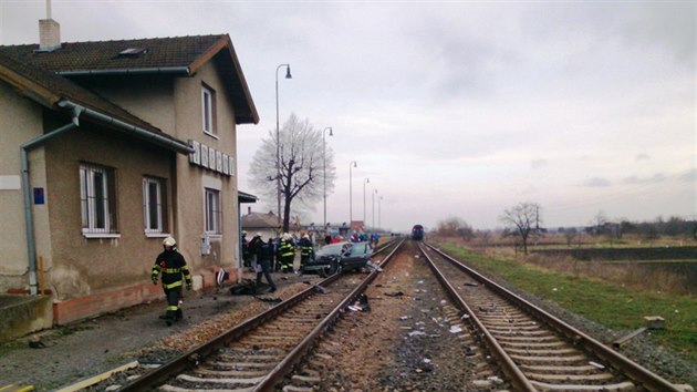 Vlak smetl auto ve Vracov na Hodonnsku, idi zaparkoval na kolejch.