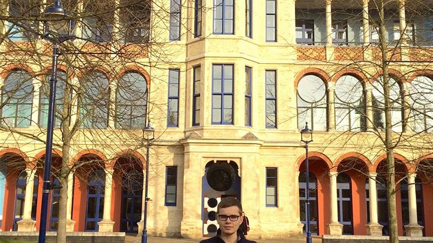Petr Rieger ped budovou Judge Business School na  University of Cambridge, kde...