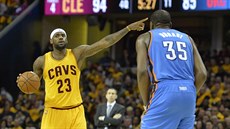 LeBron James z Clevelandu gestikuluje v utkání proti Oklahom City. Sleduje ho...