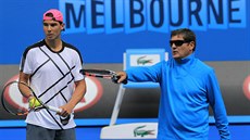 Rafael Nadal naslouchá, jeho strýc Toni rozdává pokyny.