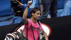 NASHLEDANOU. Rafael Nadal zdraví diváky po utkání s Tomášem Berdychem.