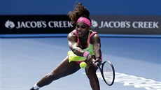 Serena Williamsová se natahuje po míku v duelu s Madison Keysovou.