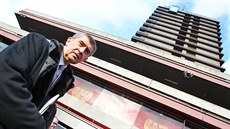 Ministr financí Andrej Babi pi své první návtv festivalového hotelu...
