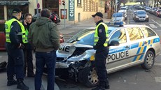 Na Vinohradské tíd se srazila ti auta. Policiejní nehodu odneslo...
