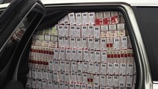 V podezelém vozidle objevili celníci velké mnoství cigaret.