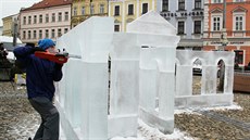 Sochai vytváeli o víkendu v Jindichov Hradci chrám z ledu.