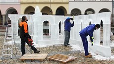 Socha�i vytvá�eli o víkendu v Jind�ichov� Hradci chrám z ledu.