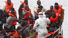 POMOC UPRCHLÍKM. Zachránní uprchlíci na palub lodi maltských ozbrojených sil...