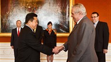 Bývalý velvyslanec KLDR v eské republice Kim Pchjong-il s prezidentem Miloem Zemanem (29.ledna 2015)
