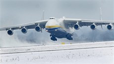 Nejvtí letoun svta An-225 Mrija práv dosedá na pistávací plochu...