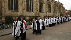 Duchovní spchají ke katedrále sv. Petra v Yorku, kde byla vysvcena první...