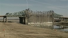 ízený výbuch starého mostu ve mst Granite City v americkém stát Illinois