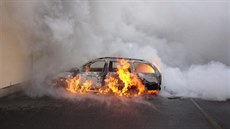 Poár zcela zniil auto zaparkované na ulici 5. kvtna v Chotboi.