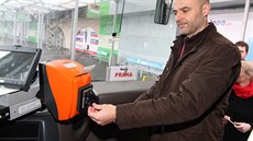 Jízdné v n�kterých autobusech u� lze zaplatit bezkontaktní platební kartou.