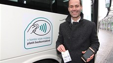 éf eské Visy Marcel Gajdo pi placení jízdného v autobuse svým mobilem: "V...