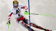 Marcel Hirscher ve slalomu v Kitzbühelu.