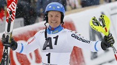 Mattias Hargin slaví vít�zství ve slalomu v Kitzbühelu.