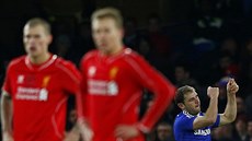 Branislav Ivanovi z Chelsea slaví gól proti Liverpoolu.