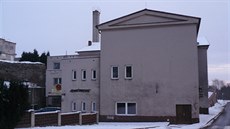 M�sto vloni uzav�elo se Zde�kem Vackem dohodu o úhrad� dluh�, jinak mu k prosinci 2014 hrozila výpov��. Vacek v�ak dohodu nedodr�el, a tak mu stará rada dala výpov�� ohlásila zám�r restauraci pronajmout.