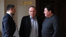 Martin Jane�ka (vpravo), Dalibor Ku�era (uprost�ed) a jejich právník Luká�...