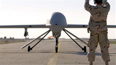 Navádní dálkov ovládaného dronu RQ-1 Predator na letecké základn TALLIL v...