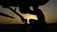 Mechanik Justin Cole čistí přední senzor dronu MQ-1 Predator na základně v...